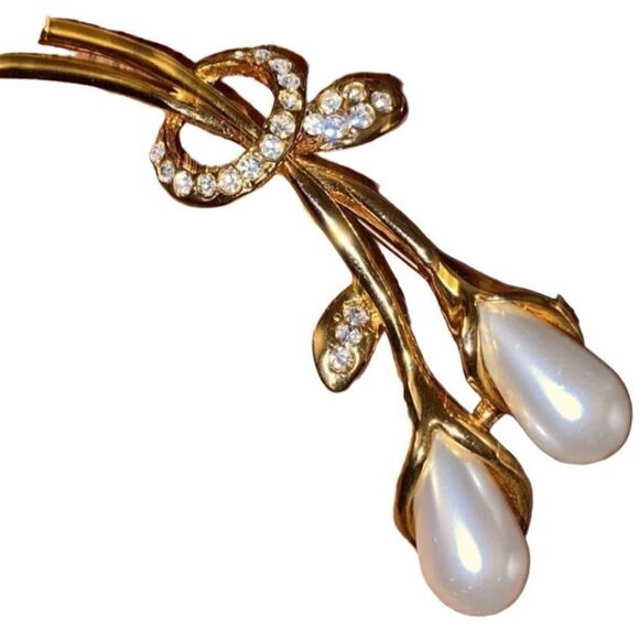 MI AMORE Flower Brooch-Pin With Crystal Accents Gold-Tone & White Colored - Picture 9 of 10